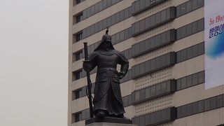 台座が大きい銅像