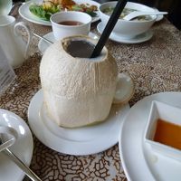 マーケット３９にて朝食。ココナッツジュースも頂けます！