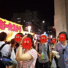 出店前は歩くのに一苦労です…