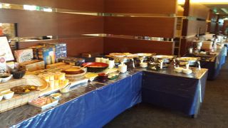 朝食、ランチ付で割安でした