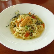 新鮮なウニがたちぷり入ったパスタ