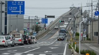 CMで有名らしい橋の登り坂