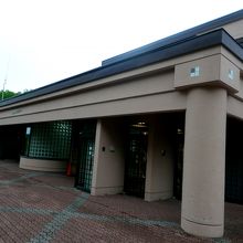 このセンターの前に駐車場