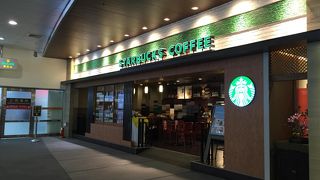 出国ゲート目の前のスタバ