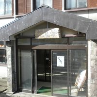 玄関（外では地獄谷からのガスで噎せ返るような時も･･･）