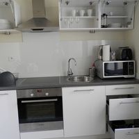 キッチンダイニングも広く、調理器具・食器も揃っている