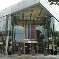 隣にある大きなショッピングモール