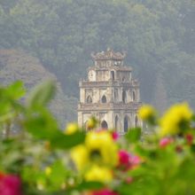 湖の浮かぶ玉山祠