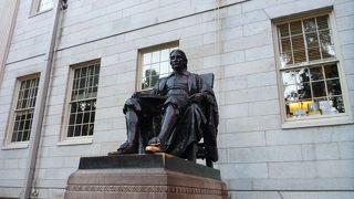 ハーバードの像は夕方には空いていました