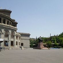 裏の広場側から銅像を見る