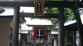 細い路地にひっそりとある稲荷神社