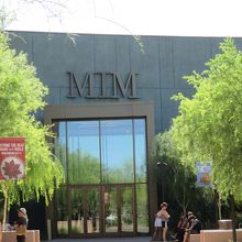 入口には開場待ちの人たちが