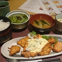 ランチの一番人気「宮崎チキン南蛮御膳」