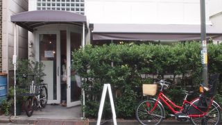 小さい店内にたくさんのパン