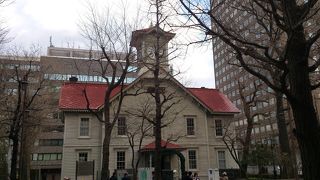 向のビルの踊り場が写真スポット