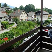 湖の眺望は無い部屋でもベランダ付き。周辺の民家の風情よし