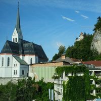 ホテル廊下から見た近くの教会と岩山の上のブレッド城。