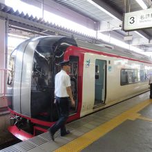３番線に名鉄の電車が、１〜２番線に飯田線の車両が入ります