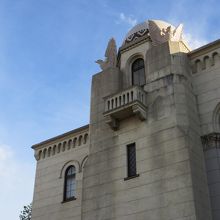 球状ドームの前に鳥が２羽います。