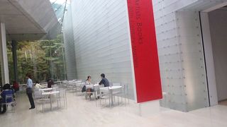 開放的なオープンカフェ