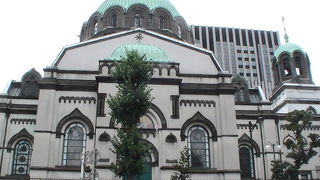 都会中に静かにたたずみ、周りの建物とは異彩を放ち、信者の集う教会です