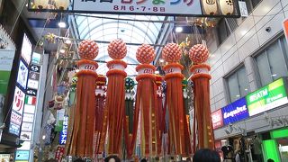 七夕飾り自体綺麗だが、人出も凄い