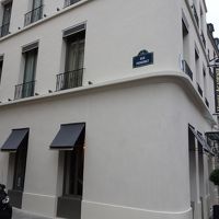 サンジェルマン大通からちょっと入った所にあります