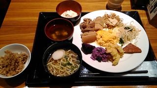 ホテルの朝食会場にもなっています