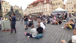 外観の装飾と色合いがチャーミングな建物。