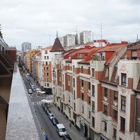 バルコニーより。ただし向かいは普通のビル。