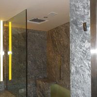 天井からの瀧シャワー。暑い国では贅沢なんだが…。