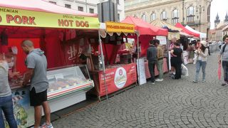 カラフルな建物に囲まれた明るい広場。