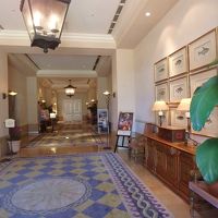 スパニッシュコロニアル風の美しい館内