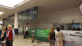 ターミナル2の出迎えロビーです