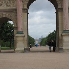 ここの門、オベリスク、（エトワール）凱旋門が並ぶ風景です。