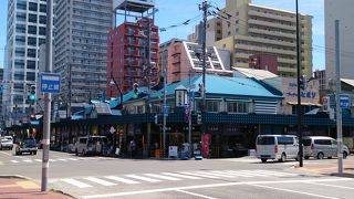 観光客相手の市場