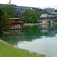 ホテルなどが集中しているブレッド湖の東岸。