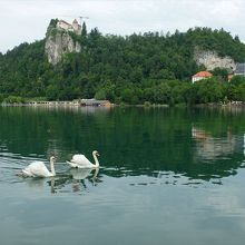 湖の北岸には、ブレッド城が立つ岩山があります。