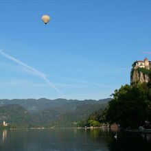 朝には熱気球も飛んでいたブレッド湖上空。