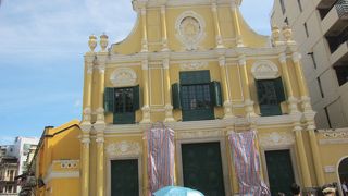 セナド広場から続くもう一つの世界遺産の広場は聖ドミニコ教会の前にありました