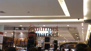 お土産や高級食材も買える高品質スーパー