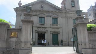 カモンエス広場の前に建っているマカオ最古の教会の一つです