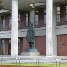 建物の後ろに渋沢栄一の像があります