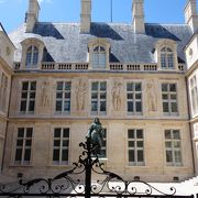 おしゃれなマレ地区にある貴族の館。フランス革命関連の展示も充実しており、通常展示は無料で見ることができます