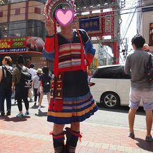 中華街をバックに民族衣装