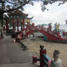 長寿橋の向こうにはカラフルな神様たちが…