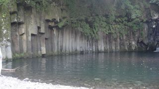 六角柱の奇岩がならぶ