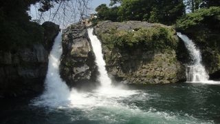 水量があり迫力のある滝
