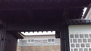 石垣の積み方が左右で違う