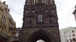 観光地らしい雰囲気が漂う通り。